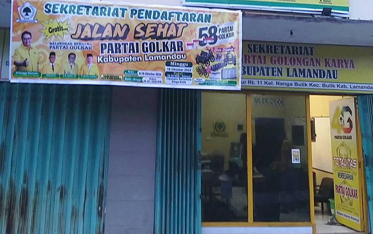 Calon peserta jalan sehat HUT Partai Golkar Ke-58 bisa mengambil kupon ke sekretariat di Jalan Bukit Hibul Timur (Samping Tita Resto). (FOTO : HENDI NURFALAH)