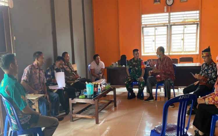 Personel Polsek Timpah Dampingi Monitoring dan Evaluasi di Desa Timpah