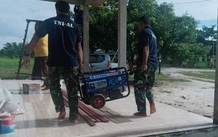 Anggota Pos TNI AL Kumai Berkeliling Pinjamkan Genset untuk Warga