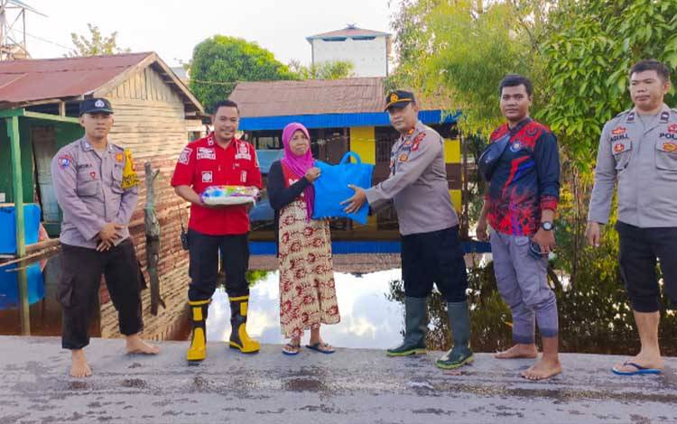 Masih Dilanda Banjir, Polres Katingan Salurkan Bansos
