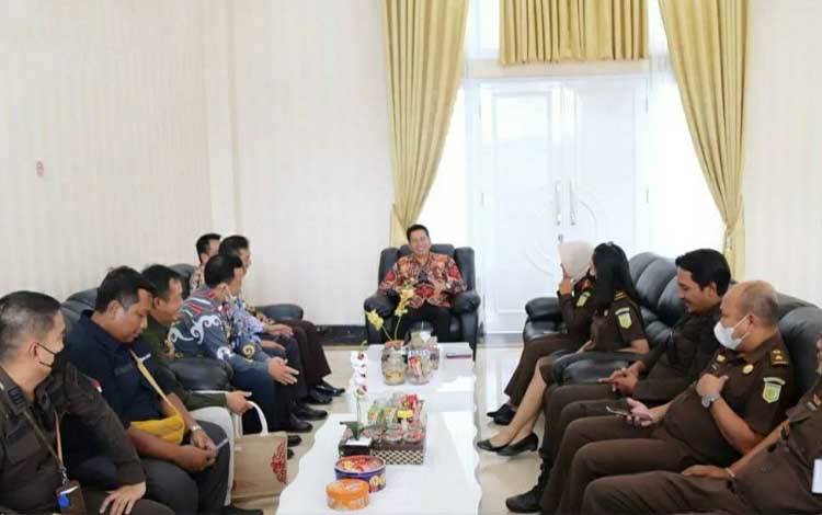 Kajari Sambangi Bupati Barito Utara Tingkatkan Kerja Sama