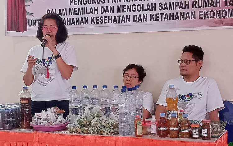 Relawan Eco Enzyme Kalsel Ajarkan Cara Membuat Eco Enzyme dari Limbah Rumah Tangga