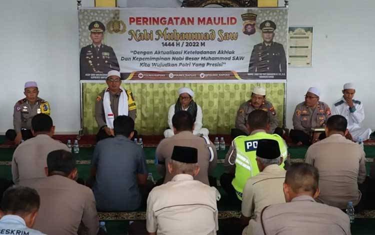 Personel Polres Kapuas saat ikuti peringatan Maulid Nabi Muhammad SAW, bertempat di Masjid Al Kautsar Polres Kapuas. (FOTO: POLRES KAPUAS)