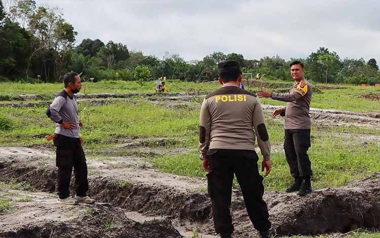 Wakapolres Barito Timur Pimpin Anggota Korve Lahan Ketahanan Pangan