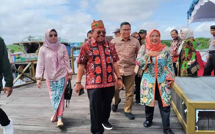 Sekda Kalteng Buka Gerakan Aksi Sapta Pesona Dermaga Kereng Bangkirai