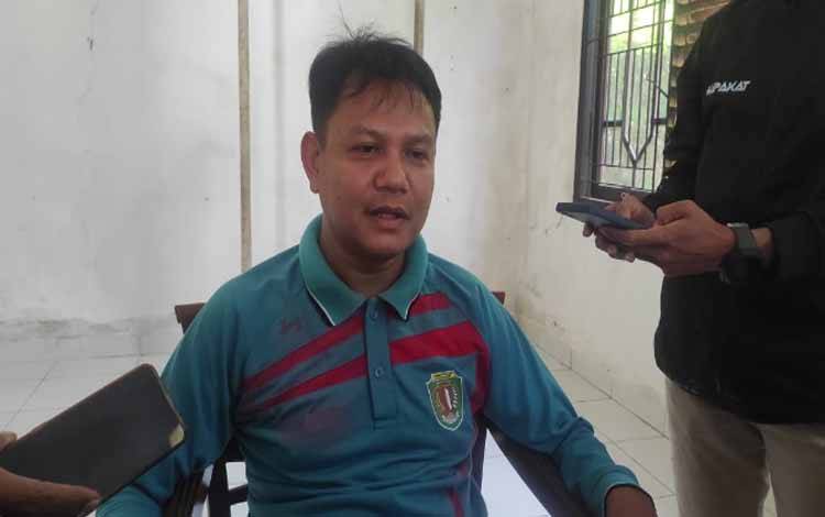 Kepala Desa Tarusan Danum Kecamatan Tewang Sanggalang Garing memberikan keterangan pers di Kantor PWI Katingan, Jumat, 14 Oktober 2022
