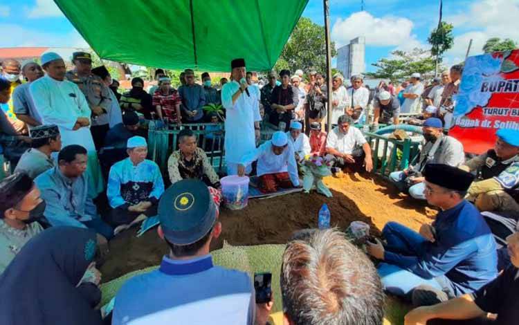 Bupati Seruyan Antarkan Jenazah Dokter Solihin ke Peristirahatan Terakhir