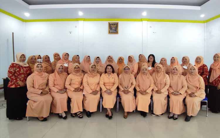 Pengurus DWP Kobar foto bersama usai gelar Setijab Ny Selvie Juni Gultom sebagai Plt. Ketua Antar Waktu DWP Kobar masa bakti 2019 - 2024. (FOTO: ISTIMEWA)