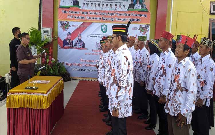 Bupati Kotim Kukuhkan 36 Orang Mantir Adat Kecamatan Mentawa Baru Ketapang