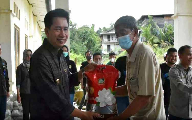 Bupati Barito Utara Bantu 285 Paket Sembako kepada Masyarakat