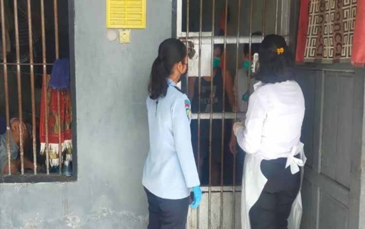 Tingkatkan Layanan Kesehatan, Perawat Rutan Kapuas Cek Kesehatan WBP di Ruang Isolasi?