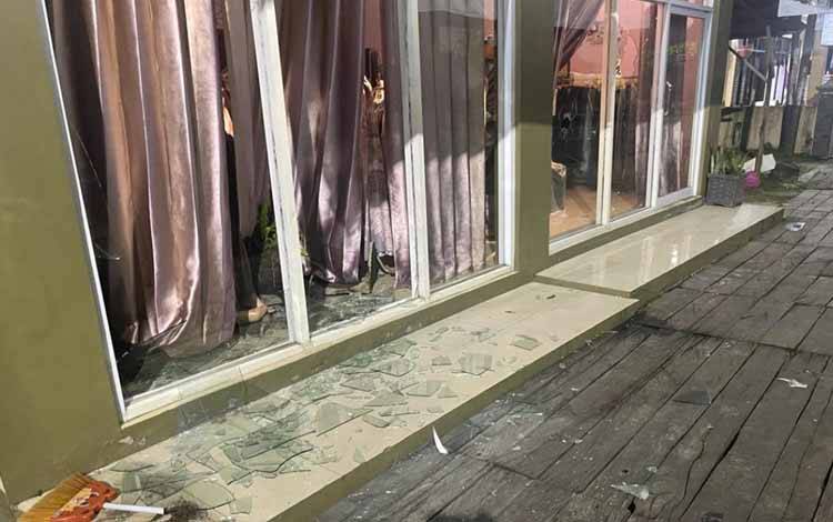 Pria Ini Nekat Lempari Kaca Sejumlah Rumah dan Toko Milik Warga Sampit
