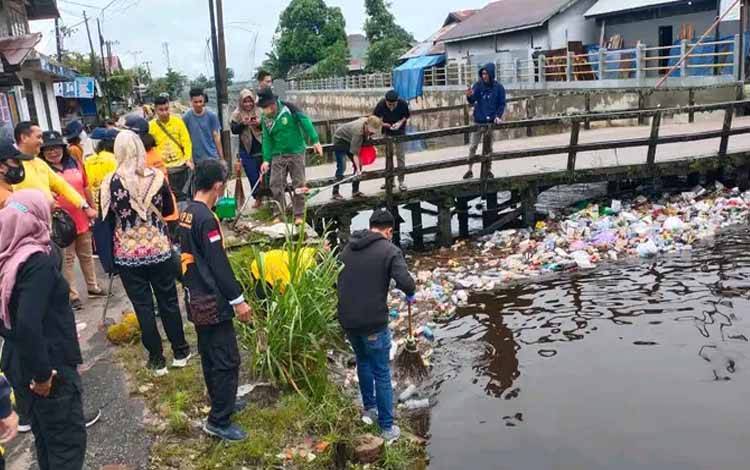 Pengankatan sampah di saluran primer Jalan Sakan sebagai langkah antisipasi banjir.?(Caption : Agus Fataroni M)