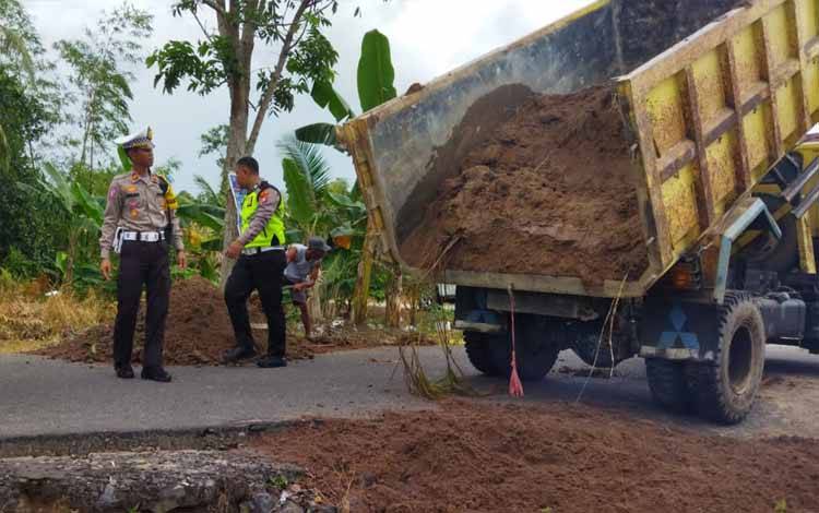 Cegah Kemacetan, Satlantas Polres Seruyan Lakukan Pengurukan Badan Jalan