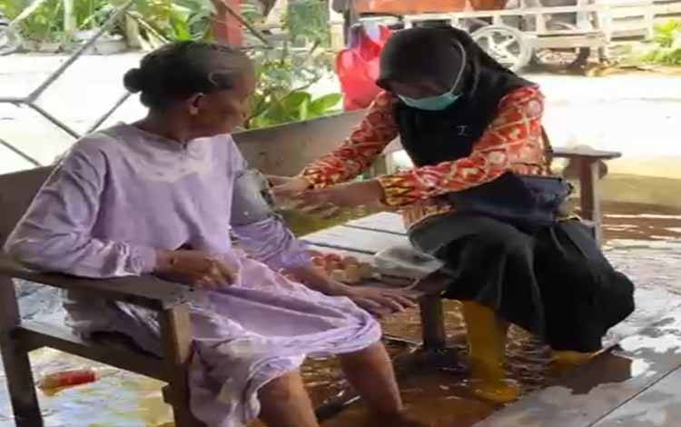 Banjir Melanda Kobar, Petugas Kesehatan Door To Door Berikan Layanan Kesehatan