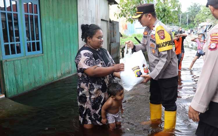 Peduli Korban Banjir di Kelurahan Baru, Wakapolres Kobar Turun Salurkan Bantuan ke Masyarakat
