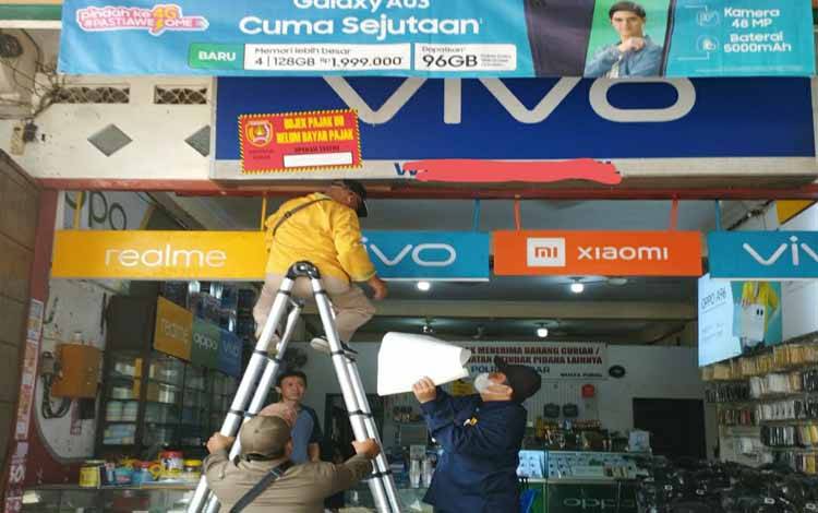 Toko Seluler Ini Dipasang Stiker karena Tak Bayar Pajak Reklame