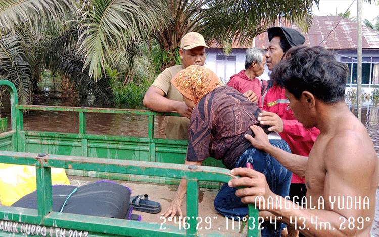 Dengan Peralatan Minim, Relawan Balakar Manggala Yudha Evakuasi Lansia di Tengah Banjir