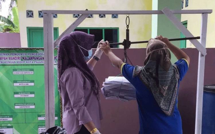 Warga Kalampangan Tukar Sampah Jadi Rupiah