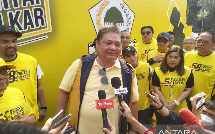 Ketua Umum DPP Partai Golkar Airlangga Hartarto di Gelora Bung Karno (GBK) Senayan, Jakarta, Minggu (16/10/2022). (ANTARA/Melalusa Susthira K.)