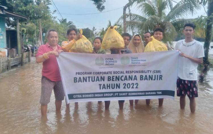 PT?SSMS, Tbk - CBI Group Salurkan Sembako untuk Warga Terdampak Banjir di Desa Batu Kotam