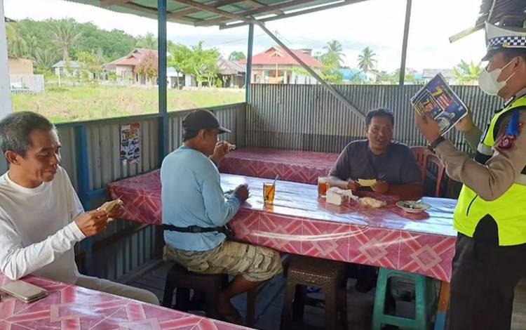 Hari Terakhir Ops Zebra Telabang, Satlantas Polres Kapuas Bagikan Leaflet Edukasi Tertib Lalu Lintas