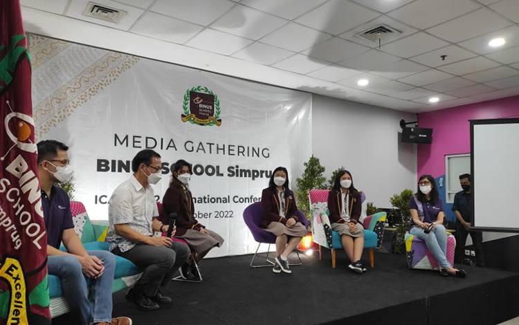 Tiga Siswa Indonesia Presentasi pada Konferensi Internasional di Paris