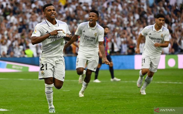 Selebrasi pemain Real Madrid Rodrygo (kiri) usai mencetak gol ke gawang Barcelona dalam pertandingan El Clasico di Santiago Bernabeu, Madrid pada 16 Oktober 2022. ANTARA/AFP/PIERRE-PHILIPPE MARCOU