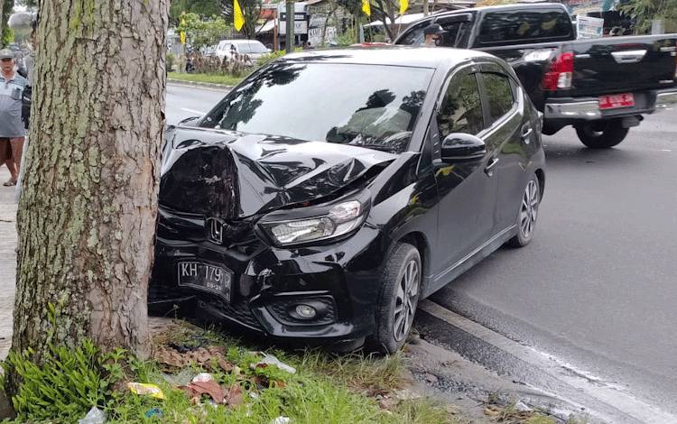 Disundul Inova dari Belakang, Brio Tabrak Pohon, Korban Dirawat di RSUD Sultan Imanuddin