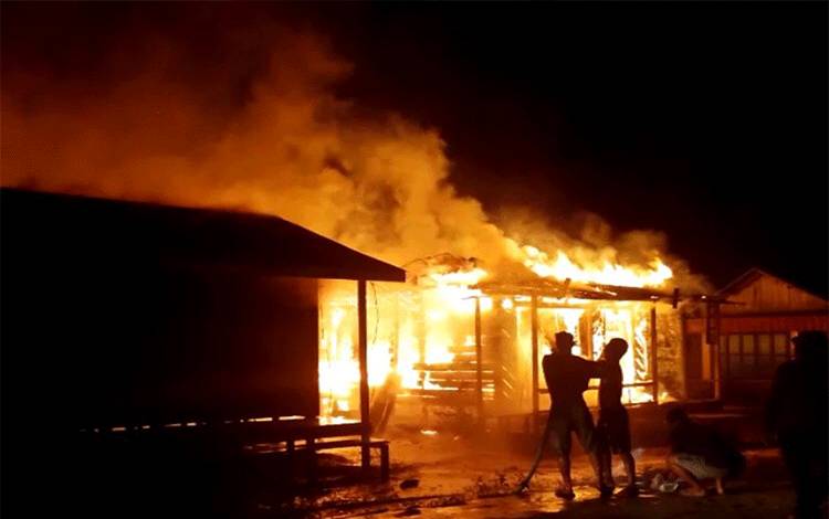 Kebakaran di Desa Jakatan Pari Hanguskan 5 Rumah Warga