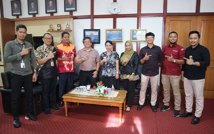 Sekretaris Daerah Kabupaten Seruyan, Djainuddin Noor foto bersama usai memimpin rapat terkait optimalisasi pelaksanaan program jaminan kesehatan. (FOTO: PROKOM SERUYAN)