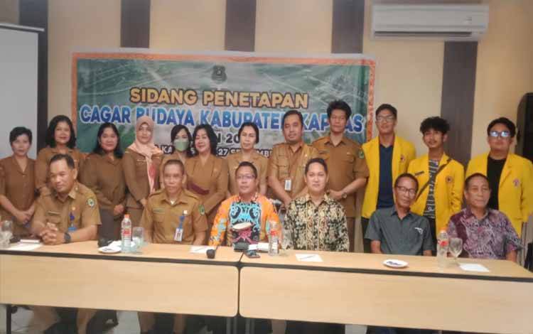 Kepala Disbudpora Kapuas Suparman bersama jajaran dan TACB usai pembukaan sidang penetapan cagar budaya. (FOTO: DISBUDPORA KAPUAS)