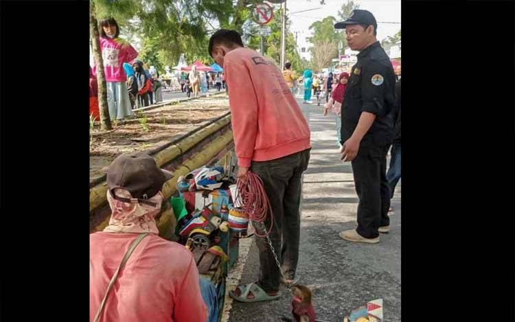 Kepala SKW II Pangkalan Bun Dendi Setiadi saat menertibkan pelaku pertunjukan topeng monyet di Pangkalan Bun. (FOTO: BKSDA)