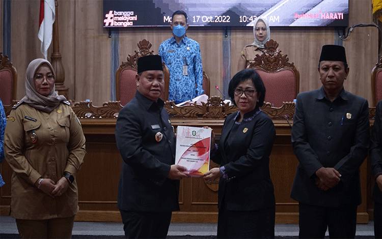 Bupati Kotim?Halikinnor menyerahkan Nota Keuangan APBD tahun anggaran 2023 kepada Ketua DPRD Kotim, Rinie Anderson, Senin, 17 Oktober 2022 (FOTO: M ANDHIKA)?