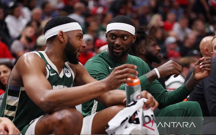 Pebasket Milwaukee Bucks Marques Bolden (kiri) berbincang dengan Bobby Portis di bangku cadangan dalam laga pramusim NBA melawan Chicago Bulls di United Center, Illinois, Amerika Serikat, Selasa (12/10/2022). (ANTARA/AFP/GETTY IMAGES/Michael Reaves)