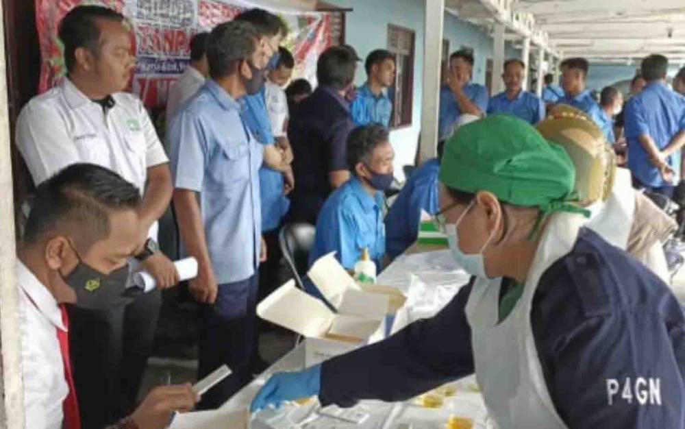 Ratusan Karyawan PDAM Kapuas Dites Urine