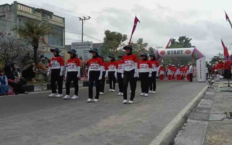 Peserta lomba gerak jalan di Lapangan Kormail Sukamara, Selasa, 18 Oktober 2022. (FOTO: NORHASANAH)
