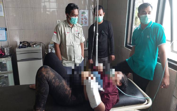 Pengendara dan Penumpang Motor Alami Patah Kaki Setelah Tabrakan di Desa Pelantaran