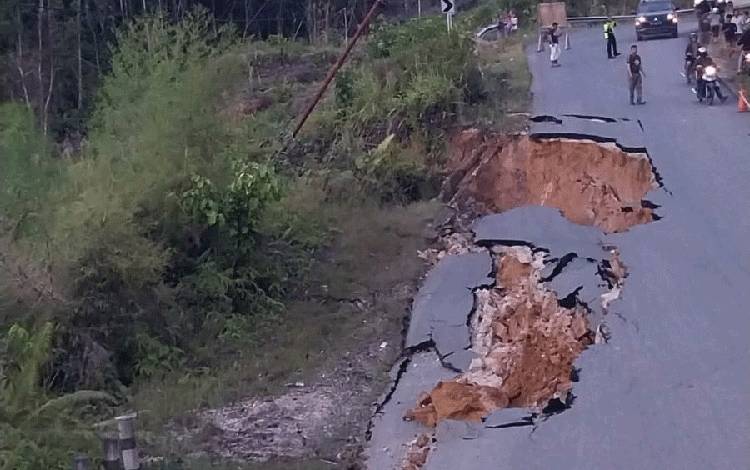Jalan Palangka Raya-Kuala Kurun Longsor, Ini Kata PU Gunung Mas