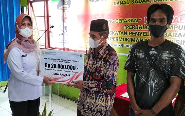 Pj Bupati Barito Selatan Serahkan Buku Tabungan Bagi Penerima BSPS