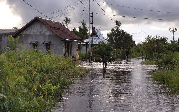 Pemkab Sukamara Ajak Dunia Usaha Berbagai Kepada Warga Terdampak Banjir?