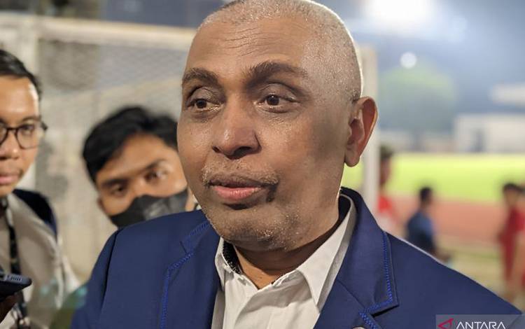 Anggota Komite Eksekutif (Exco) PSSI Ahmad Riyadh memberikan keterangan kepada pewarta terkait Gugus Tugas Transformasi Sepak Bola Indonesia di Stadion Madya Gelora Bung Karno, Jakarta, Selasa (18/10/2022). (ANTARA/Michael Siahaan)