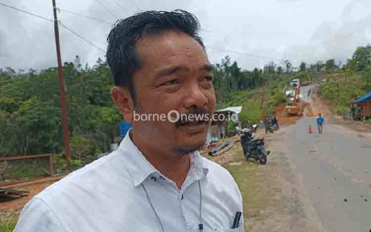 Direktur PDAM Tirta Bahalap Gunung Mas Hendra Toendan saat diwawancara oleh wartawan di lokasi longsor, Jalan Palangka Raya - Kuala Kurun pada Rabu, 19 Oktober 2022. (FOTO: RISKA YULYANA)