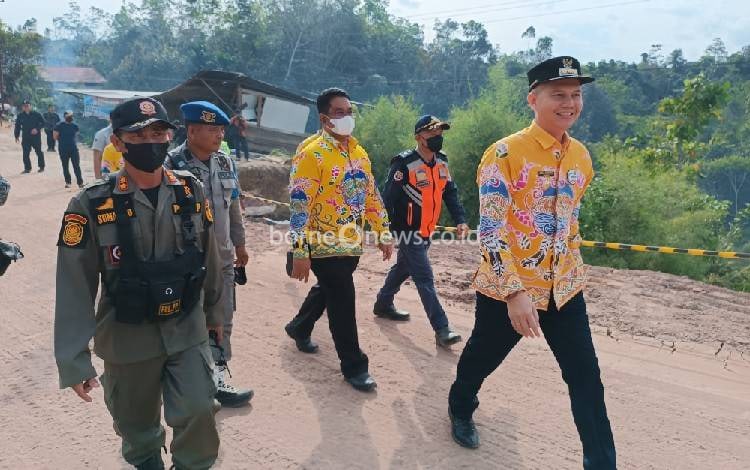 Bupati Gunung Mas Tinjau Tanah Longsor di Jalan Palangka Raya - Kuala Kurun