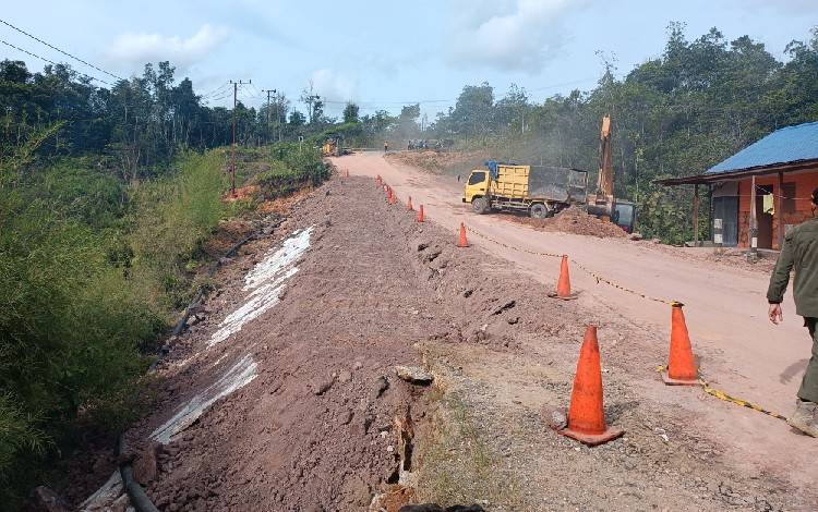Update Pascatanah Longsor di Ruas Palangka Raya - Kuala Kurun, Jalan Sempat Kembali Amblas