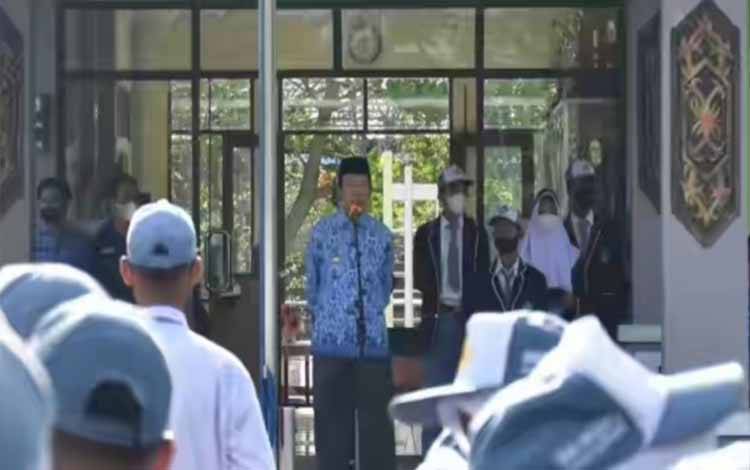 Wakil Bupati Kapuas, Nafiah Ibnor saat sosialisasikan bahaya narkoba di sekolah, baru-baru ini. (FOTO: IST)