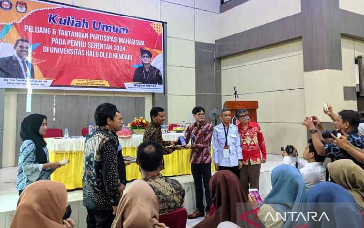 Komisioner KPU RI, August Mellaz (ketiga kanan) didampingi anggota KPU Sultra Iwan Rompo Banne (kemeja putih) usai Kuliah Umum di Kampus UHO Kendari, Kamis. (Foto ANTARA/Azis Senong)