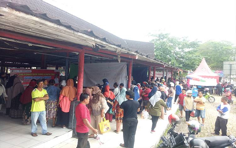 Rutin Digelar 3 Kali Seminggu, Pasar Murah di Sampit Dipenuhi Pengunjung