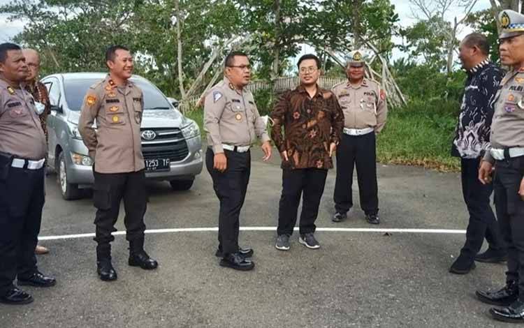 Jajaran Polres Kapuas bersama kunjungan Tim RSPA Ditkamsel Korlantas Polri meninjau lokasi arena latihan balap di halaman GPU Manggatang Tarung Kapuas. (FOTO: POLRES KAPUAS)