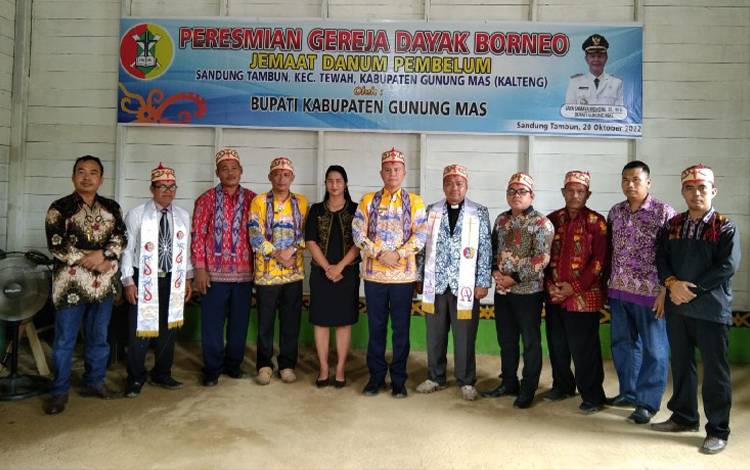 Bupati Gunung Mas Jaya S Monong (tengah)saat meresmikan gedung Gereja Dayak Borneo Jemaat Danum Pembelum Desa Sandung Tambun Kecamatan Tewah pada Kamis, 20 Oktober 2022. (FOTO: RISKA YULYANA)